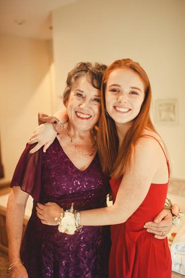 Two people posing for a picture

Description automatically generated